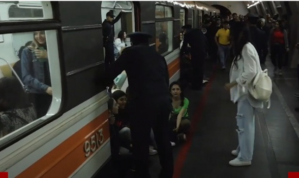 Մեծ հաճույքով միանում եմ այս ակցիային․ էս շակալին հանեք, ռադ արեք․ մետրոյում գտնվող քաղաքացի (տեսանյութ)